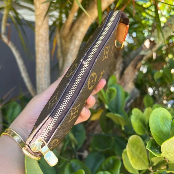 Louis Vuitton Pouch Monogram - Picture 10 of 16